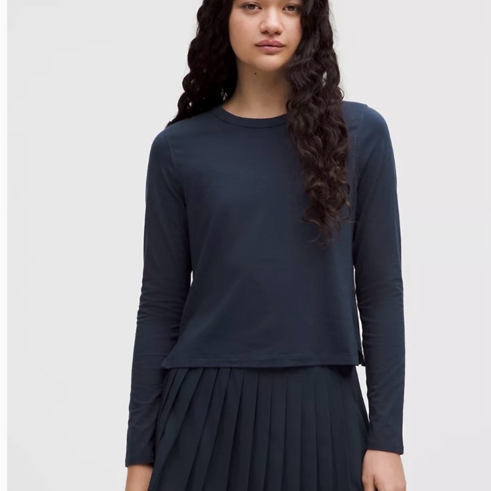 NWT Lululemon classic fit long sleeve T-shirt. Navy Blue Size 6.